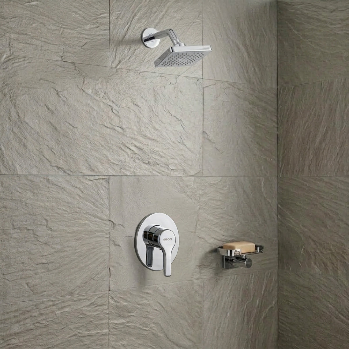 Conjunto Ducha Monomando Dante con regadera Vico bajo consumo en acabado cromado  ref. 01-4302-11BC con escudo ovalado en ambiente de ducha 