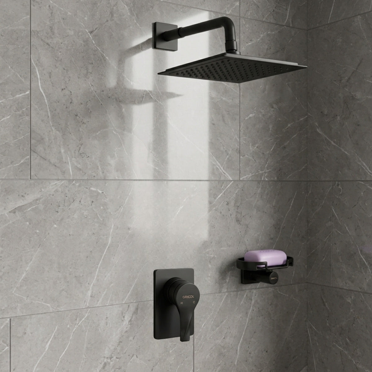 Conjunto Ducha Monomando Sion con regadera Iseo cuadrada bajo consumo en acabado negro mate ref. 01-2604-07BC con escudo cuadrado en ambiente de ducha con azulejo gris brillante