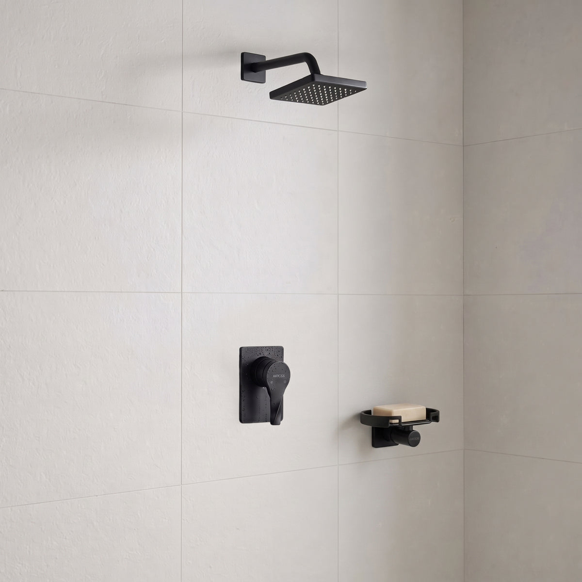 Conjunto Ducha Monomando Sion con regadera Vico bajo consumo en acabado negro mate ref. 01-2605-07BC con escudo cuadrado en ambiente de ducha con azulejo claro
