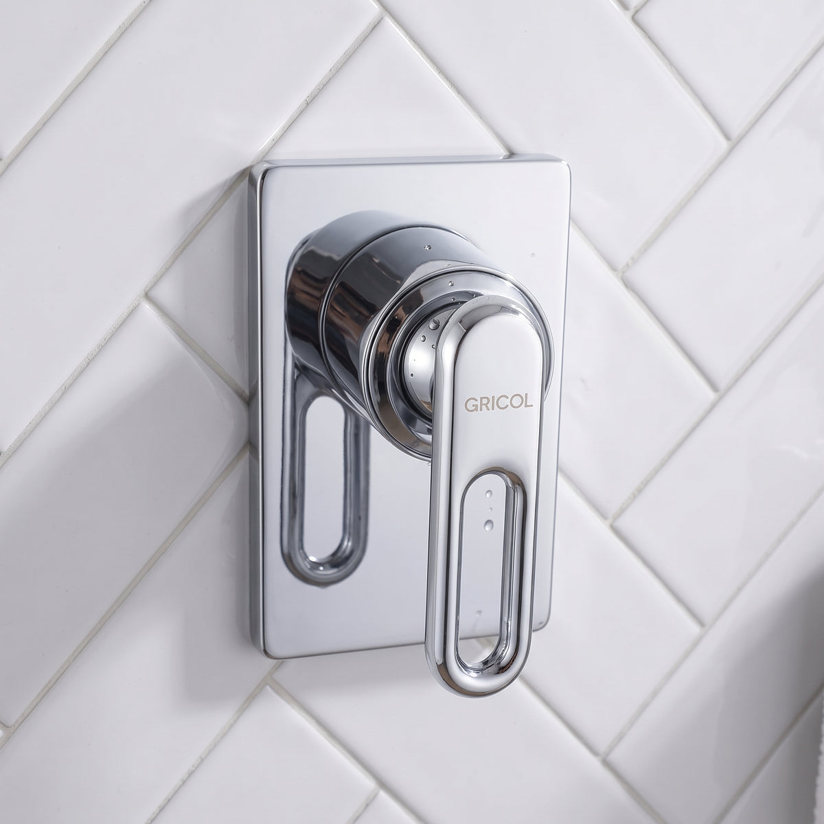 Monomando de ducha Londra acabado cromado con escudo cuadrado, en ambiente de baño claro y moderno