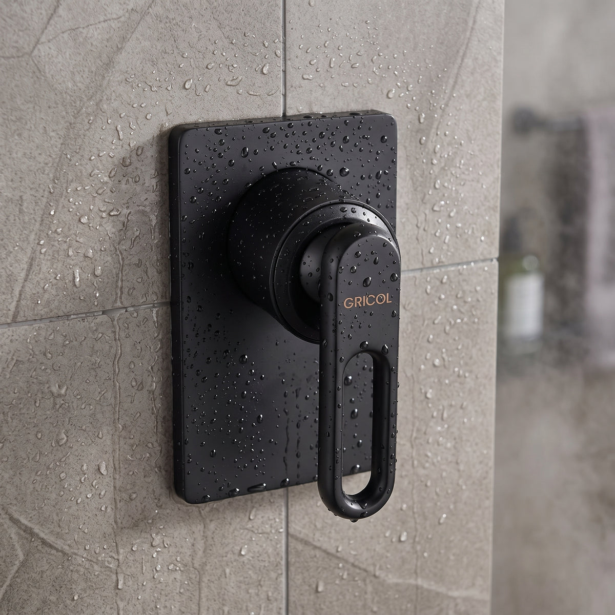 Ducha Monomando Londra negro mate con escudo cuadrado, instalado en ambiente de ducha y manija con diseño ovalado