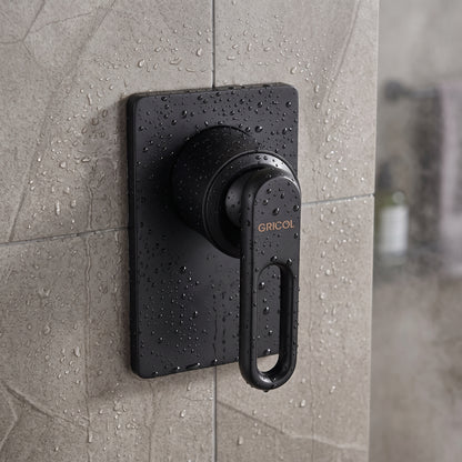 Ducha Monomando Londra negro mate con escudo cuadrado, instalado en ambiente de ducha y manija con diseño ovalado