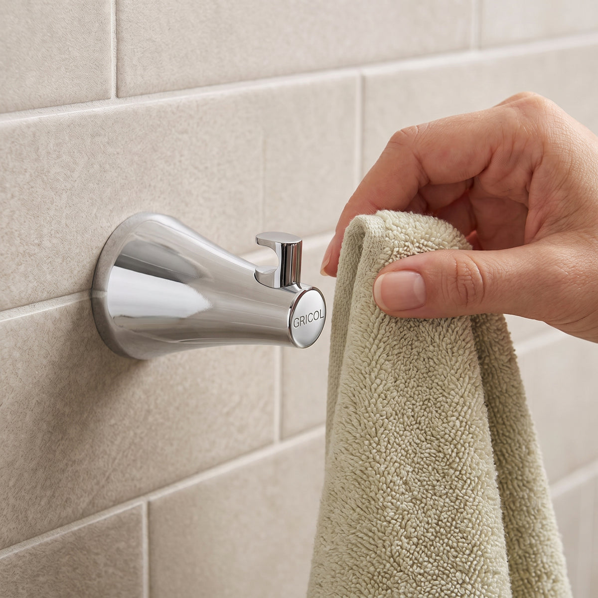 Gancho perchero para baño Contempra cromado ref. 01-2502-11 instalado en pared 
