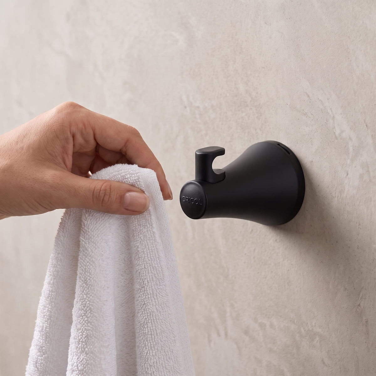 Gancho perchero para baño Contempra negro mate ref. 01-2502-07 instalado en pared 
