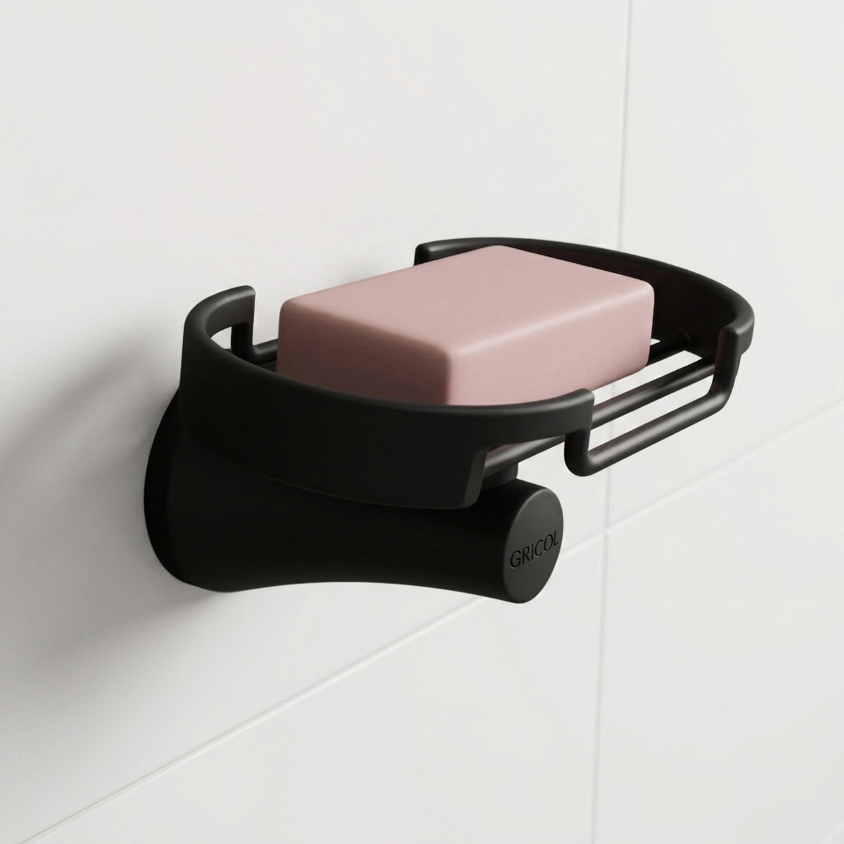 Jabonera rejilla Contempra en acabado negro mate, instalada en un ambiente de baño moderno con un jabón.