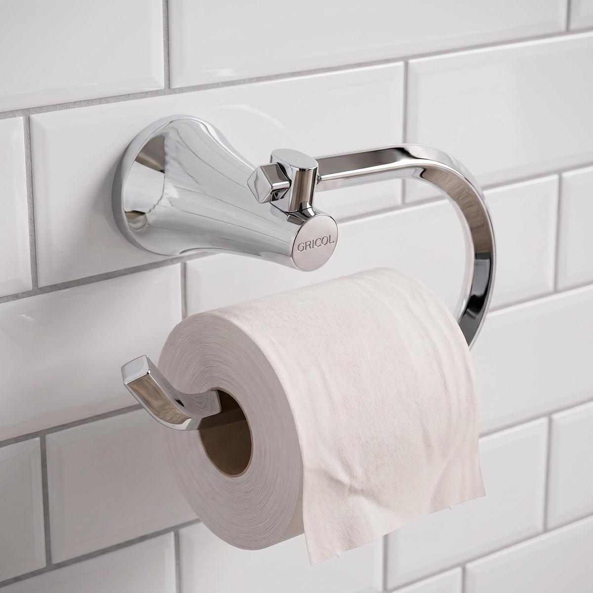 Portarrollo contempra para baño GRICOL en acabado cromado instalado en la pared de un baño, con papel higiénico.