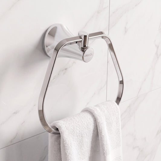 Toallero de aro Contempra cromado instalado en un ambiente de baño moderno y elegante.