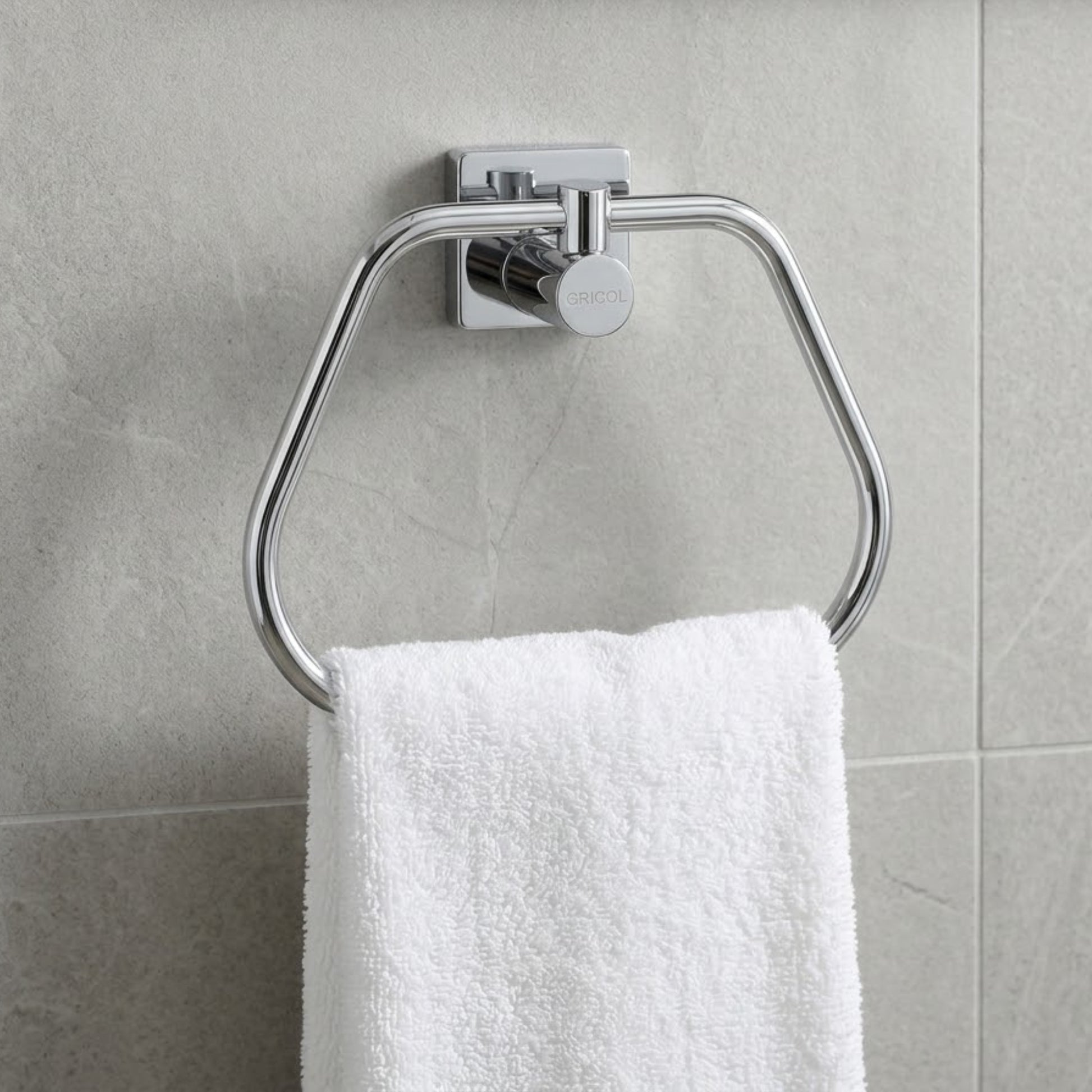 Toallero de aro génesis cromado instalado en la pared de un baño