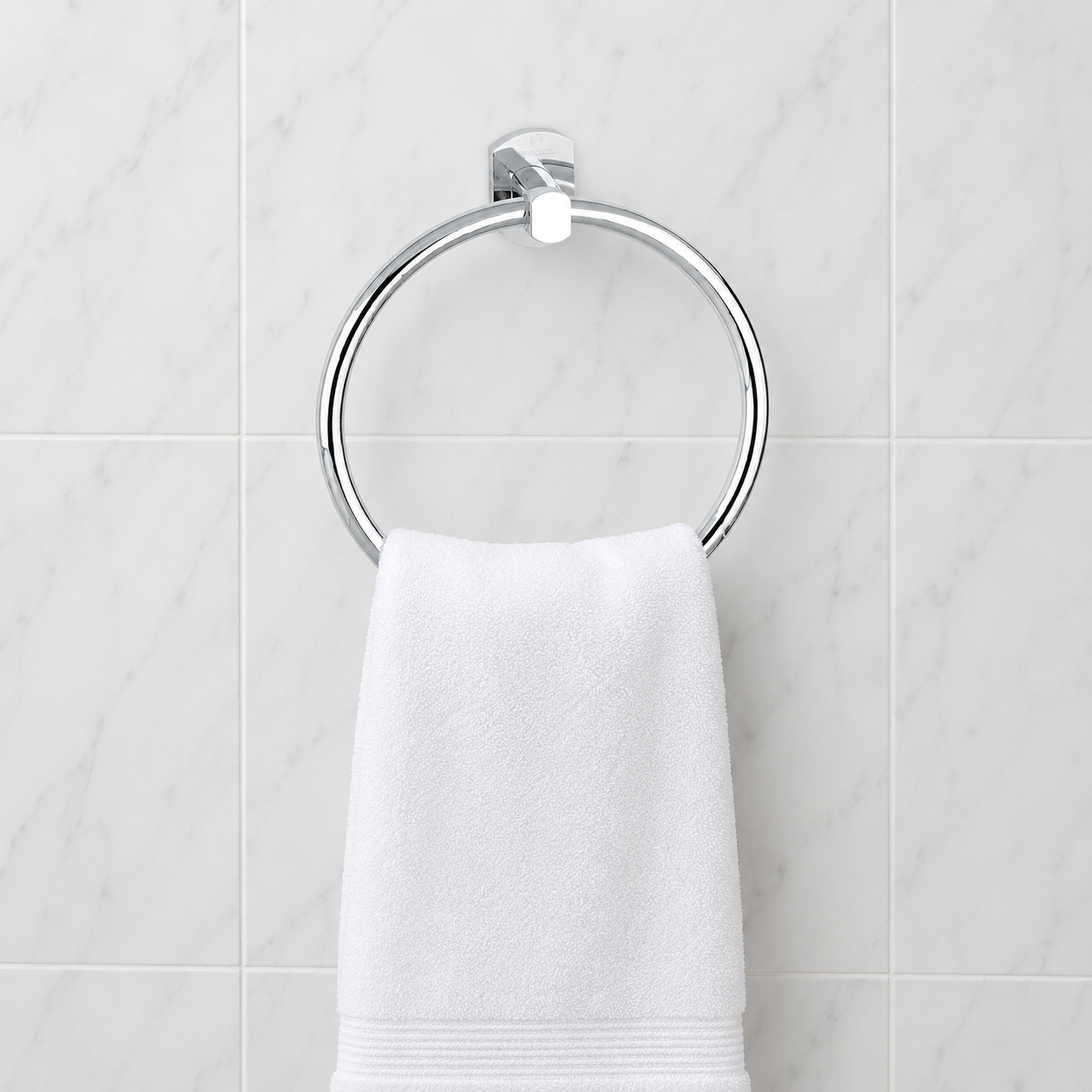 Toallero de aro metalico Portobello cromado instalado en un ambiente de baño moderno y elegante.