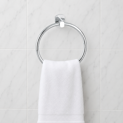 Toallero de aro metalico Portobello cromado instalado en un ambiente de baño moderno y elegante.