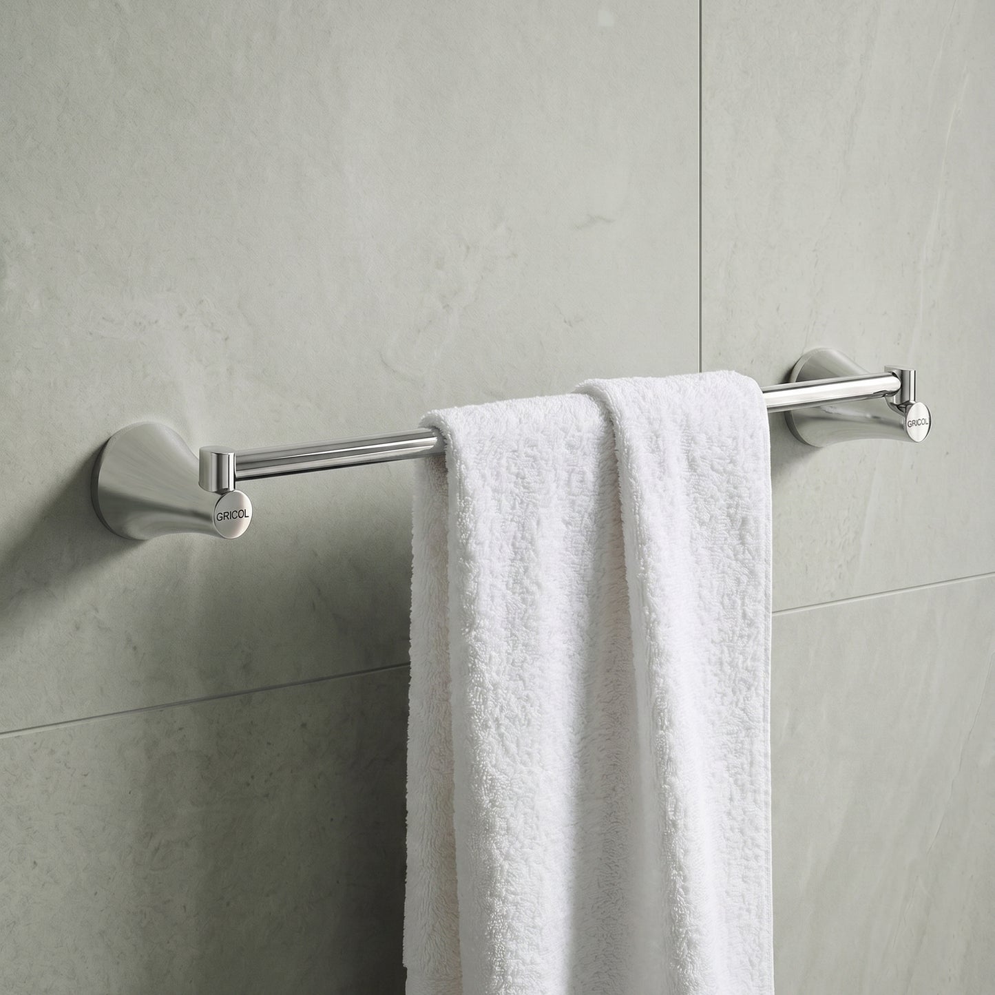 Toallero de barra Contempra cromado Gricol en baño moderno con toalla blanca.