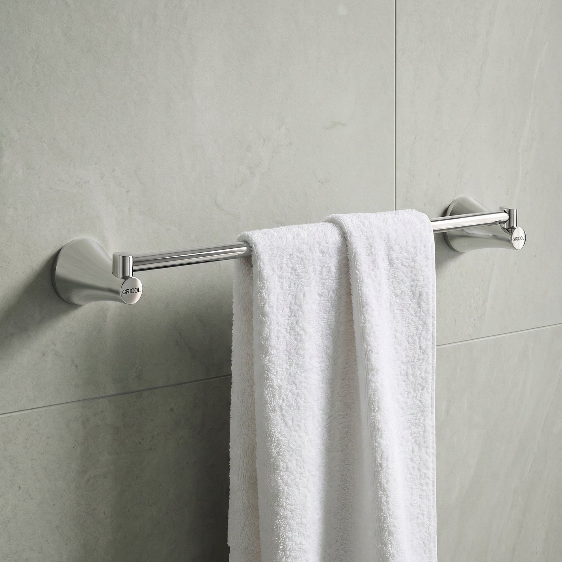 Toallero de barra Contempra cromado Gricol en baño moderno con toalla blanca.