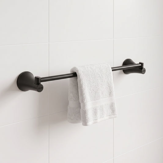 Toallero de barra Contempra en negro mate, instalado en muro cerámico blanco.