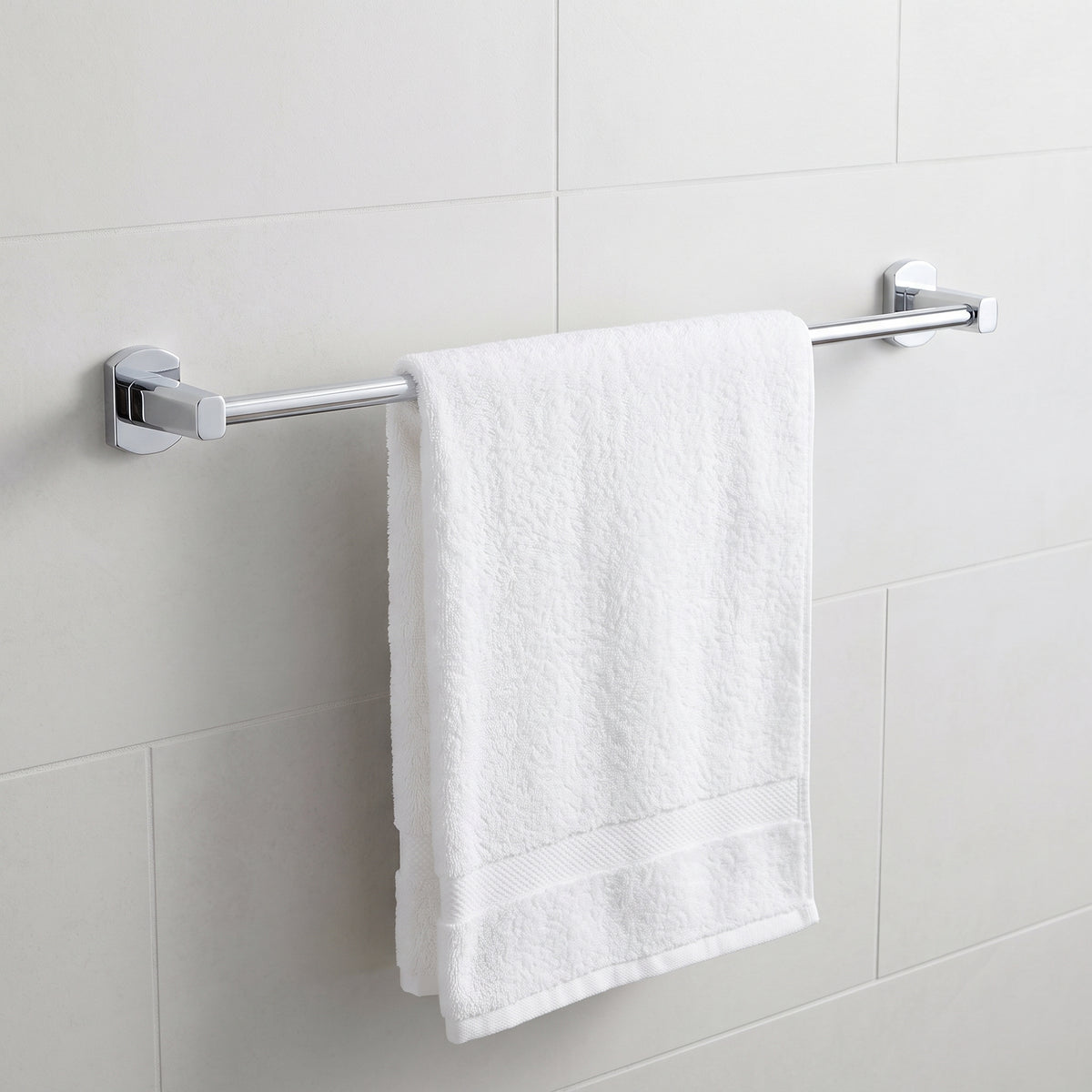 Toallero de barra metálico Portobello cromado Gricol en baño moderno con toalla blanca.