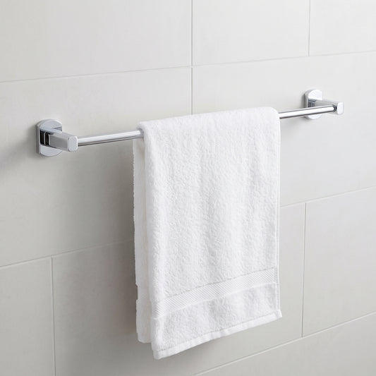 Toallero de barra metálico Portobello cromado Gricol en baño moderno con toalla blanca.